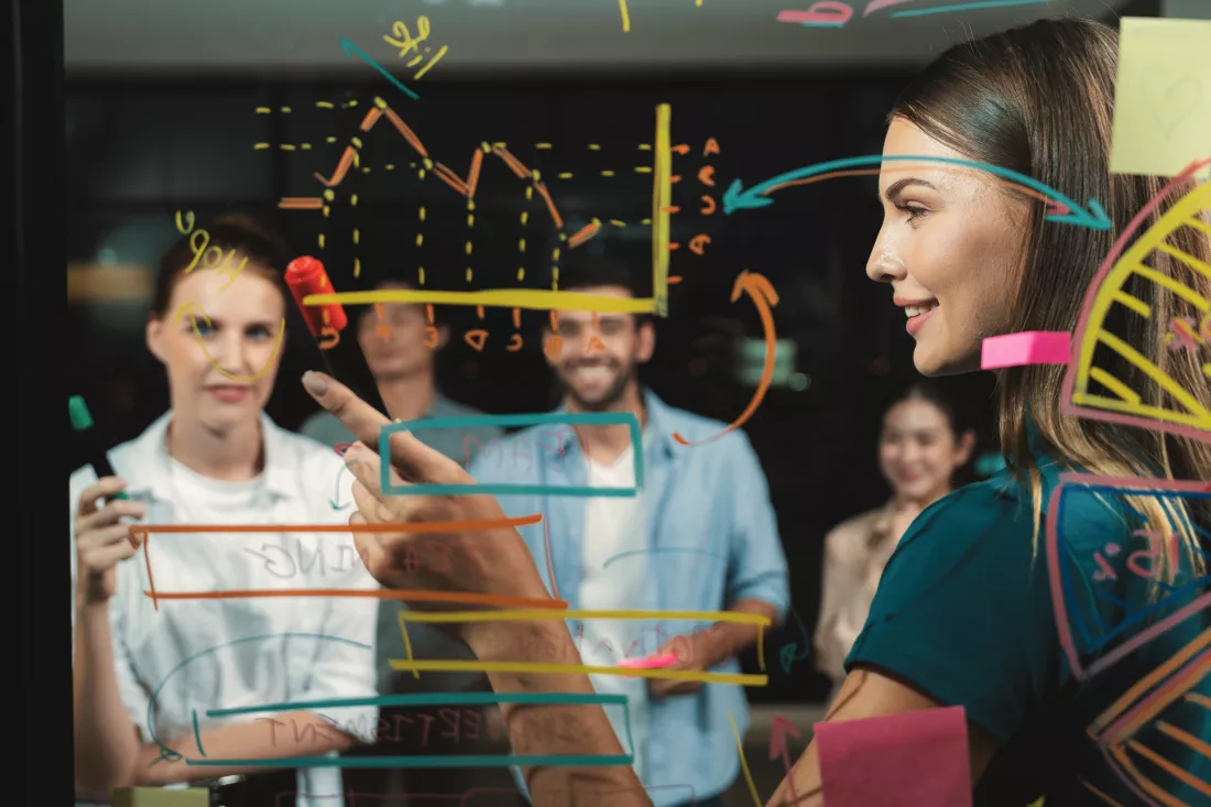 group-smart-businesspeople-presented-business-strategy-investor-tracery(3)