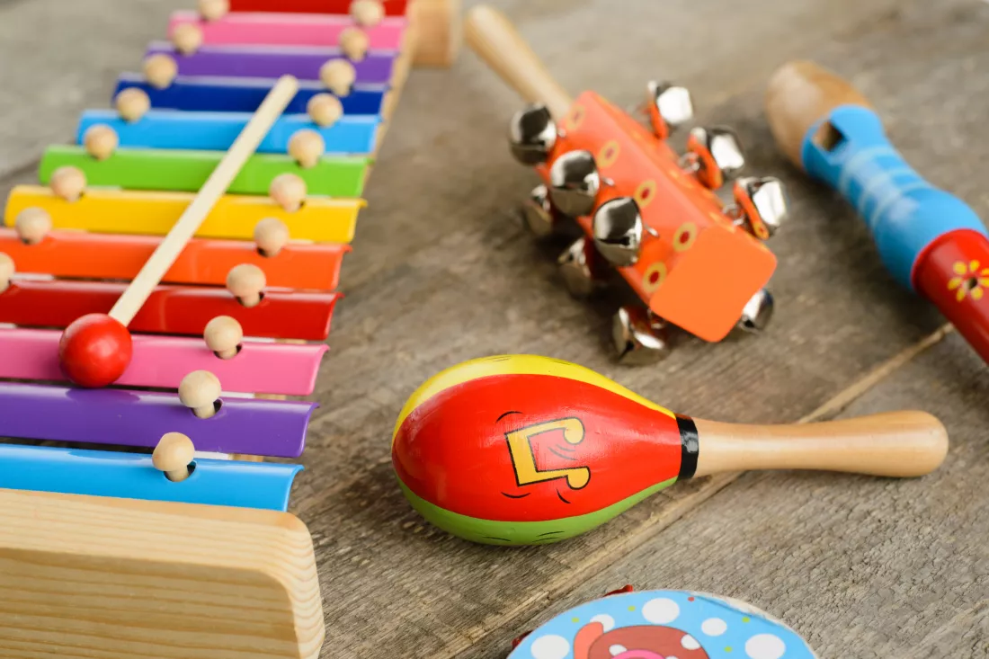 musical-instruments-wooden-background