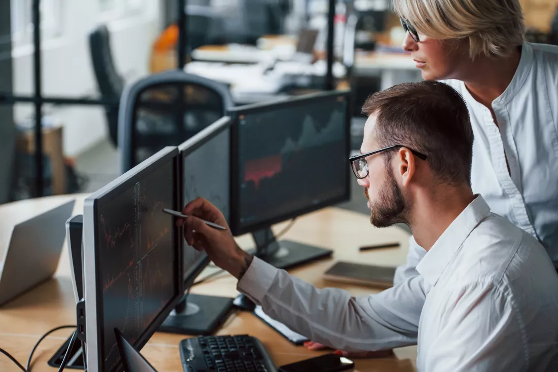 puts-pen-display-two-stockbrokers-formal-clothes-works-office-with-financial-market