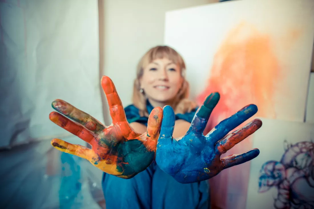 beautiful-blonde-woman-painter