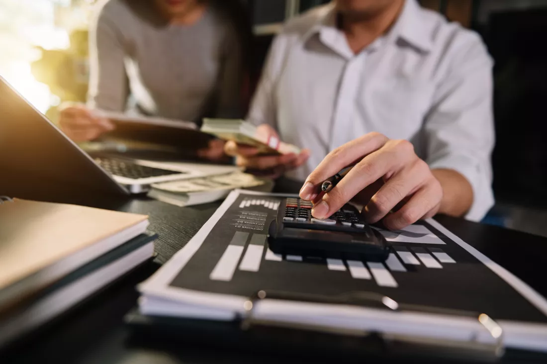 wo-colleagues-discussing-data-background-morning-lightxa(1)