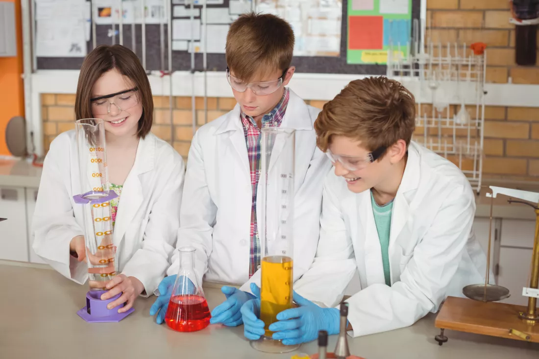 schoolkids-doing-chemical-experiment-laboratory